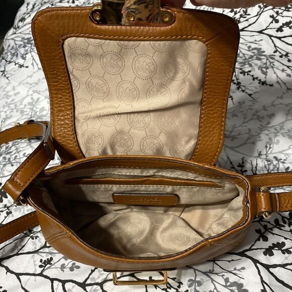 Michael Kors crossbody. - Picture 3 of 8